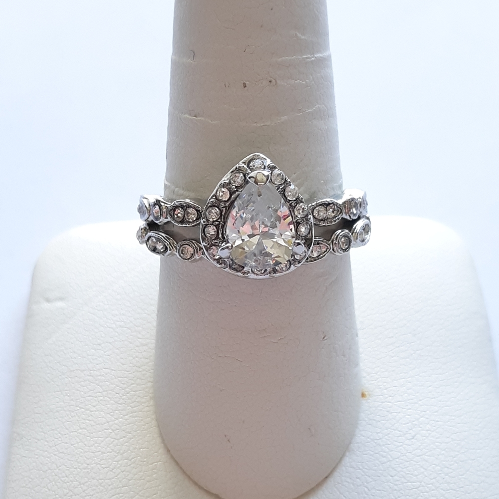 Pear shape wedding set